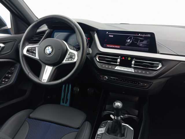 BMW Serie 1 116d color Azul. Año 2024. 85KW(116CV). Diésel. En concesionario Augusta Aragon S.A. de Zaragoza