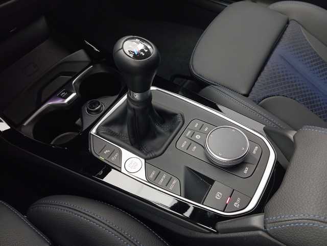 BMW Serie 1 116d color Azul. Año 2024. 85KW(116CV). Diésel. En concesionario Augusta Aragon S.A. de Zaragoza