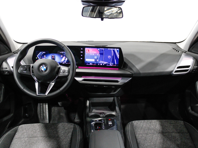 BMW Serie 1 118d color Negro. Año 2024. 110KW(150CV). Diésel. En concesionario Barcelona Premium -- GRAN VIA de Barcelona