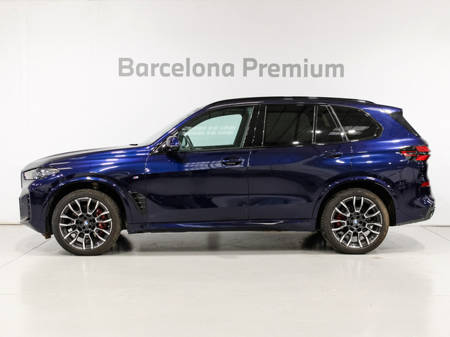 BMW X5 xDrive30d color Azul. Año 2024. 219KW(298CV). Diésel. En concesionario Barcelona Premium -- GRAN VIA de Barcelona