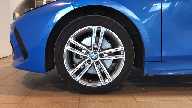 BMW Serie 1 118d color Azul. Año 2024. 110KW(150CV). Diésel. En concesionario BYmyCAR Madrid - Alcalá de Madrid