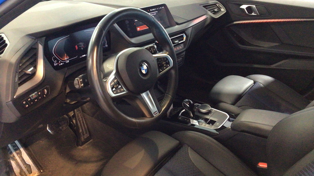 BMW Serie 1 118d color Azul. Año 2024. 110KW(150CV). Diésel. En concesionario BYmyCAR Madrid - Alcalá de Madrid