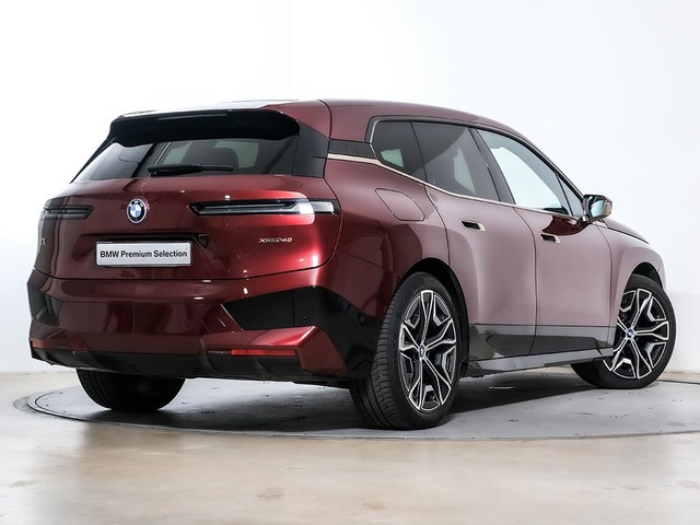 BMW iX xDrive40 color Rojo. Año 2022. 240KW(326CV). Eléctrico. En concesionario Oliva Motor Tarragona de Tarragona