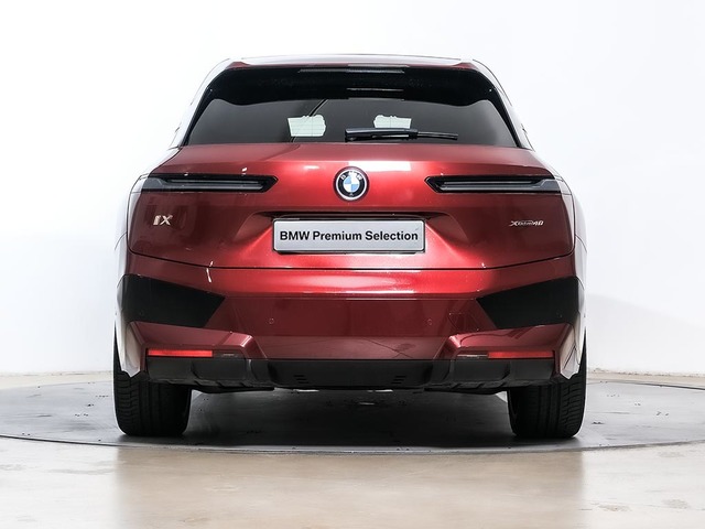 BMW iX xDrive40 color Rojo. Año 2022. 240KW(326CV). Eléctrico. En concesionario Oliva Motor Tarragona de Tarragona