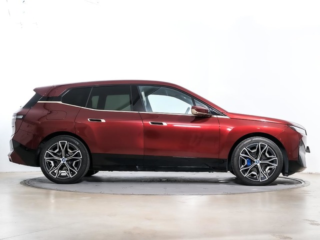 BMW iX xDrive40 color Rojo. Año 2022. 240KW(326CV). Eléctrico. En concesionario Oliva Motor Tarragona de Tarragona