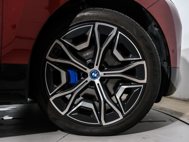 BMW iX xDrive40 color Rojo. Año 2022. 240KW(326CV). Eléctrico. En concesionario Oliva Motor Tarragona de Tarragona