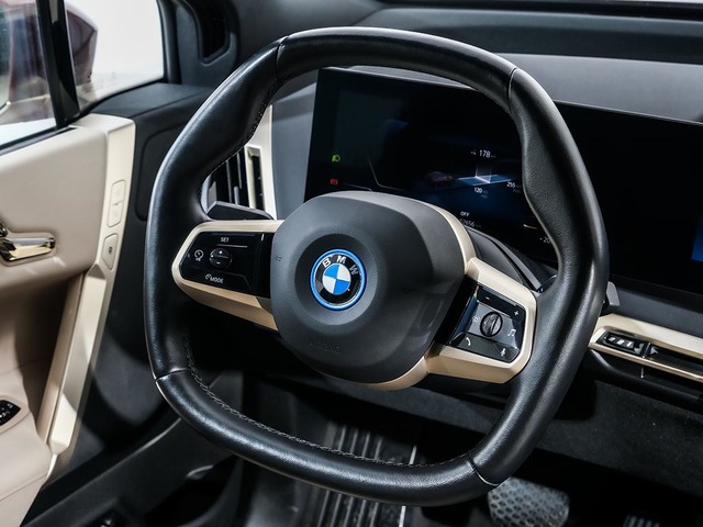 BMW iX xDrive40 color Rojo. Año 2022. 240KW(326CV). Eléctrico. En concesionario Oliva Motor Tarragona de Tarragona