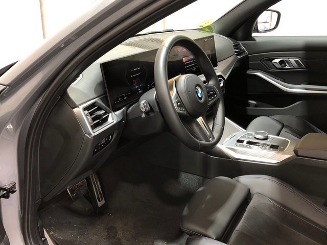 BMW Serie 3 330i color Gris. Año 2024. 180KW(245CV). Gasolina. En concesionario Movilnorte El Plantio de Madrid