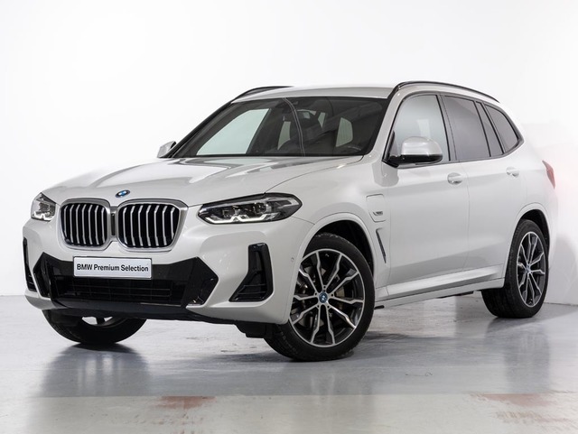 BMW X3 xDrive30e color Blanco. Año 2021. 215KW(292CV). Híbrido Electro/Gasolina. En concesionario Oliva Motor Girona de Girona