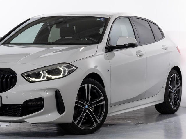 BMW Serie 1 118i color Blanco. Año 2024. 100KW(136CV). Gasolina. En concesionario Oliva Motor Girona de Girona