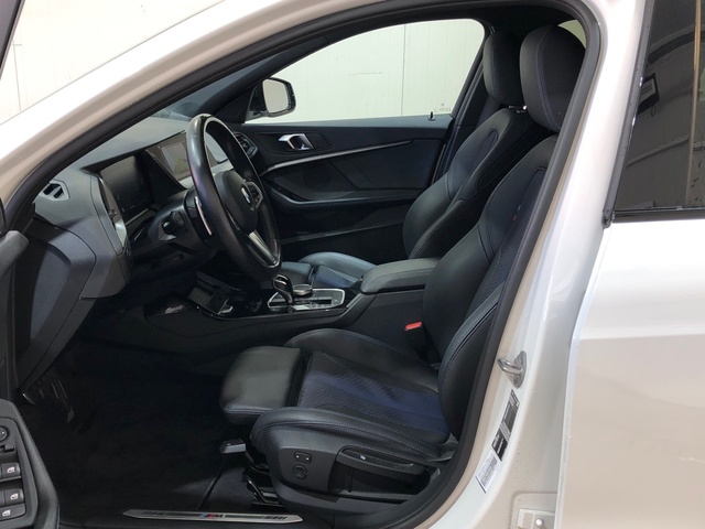 BMW Serie 1 118d color Blanco. Año 2023. 110KW(150CV). Diésel. En concesionario Movilnorte El Plantio de Madrid