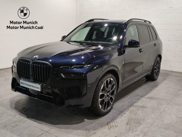 BMW X7 xDrive40d color Negro. Año 2024. 259KW(352CV). Diésel. En concesionario Motor Munich Cadi - Manresa - VO de Barcelona