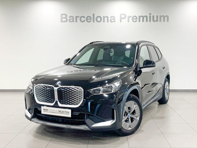 BMW iX1 xDrive30 color Negro. Año 2025. 230KW(313CV). Eléctrico. En concesionario Barcelona Premium -- GRAN VIA de Barcelona