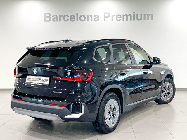 BMW iX1 xDrive30 color Negro. Año 2025. 230KW(313CV). Eléctrico. En concesionario Barcelona Premium -- GRAN VIA de Barcelona