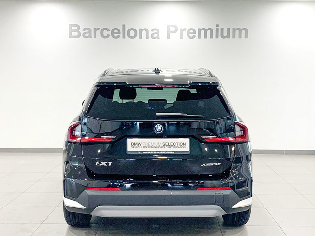 BMW iX1 xDrive30 color Negro. Año 2025. 230KW(313CV). Eléctrico. En concesionario Barcelona Premium -- GRAN VIA de Barcelona