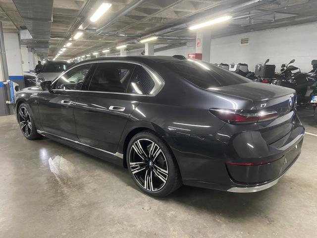 BMW i7 xDrive50 color Gris. Año 2024. 335KW(455CV). Eléctrico. En concesionario BYmyCAR Madrid - Alcalá de Madrid