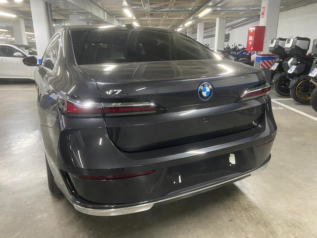 BMW i7 xDrive50 color Gris. Año 2024. 335KW(455CV). Eléctrico. En concesionario BYmyCAR Madrid - Alcalá de Madrid