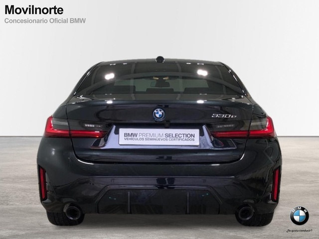 BMW Serie 3 330e color Negro. Año 2024. 215KW(292CV). Híbrido Electro/Gasolina. En concesionario Movilnorte El Carralero de Madrid