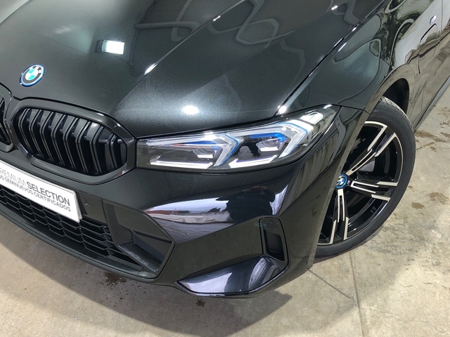 BMW Serie 3 330e color Negro. Año 2024. 215KW(292CV). Híbrido Electro/Gasolina. En concesionario Movilnorte El Carralero de Madrid