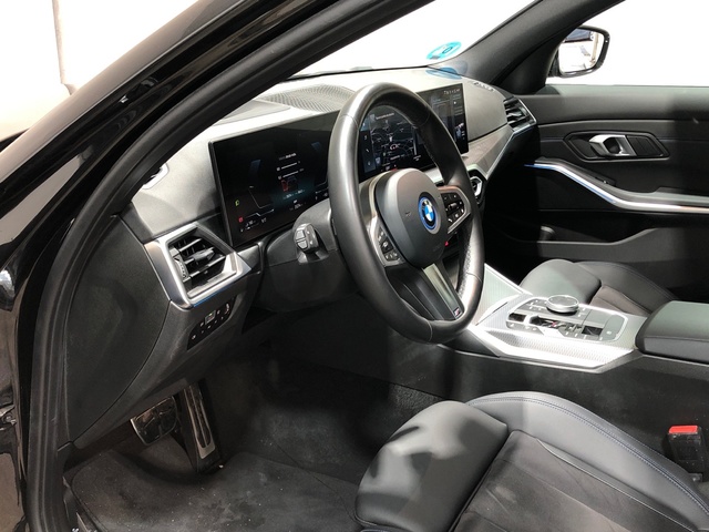 BMW Serie 3 330e color Negro. Año 2024. 215KW(292CV). Híbrido Electro/Gasolina. En concesionario Movilnorte El Carralero de Madrid
