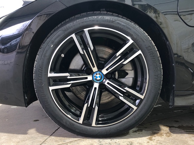 BMW Serie 3 330e color Negro. Año 2024. 215KW(292CV). Híbrido Electro/Gasolina. En concesionario Movilnorte El Carralero de Madrid