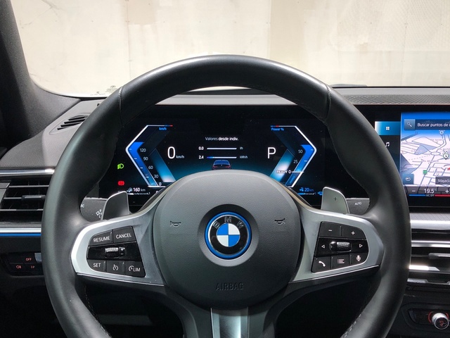 BMW Serie 3 330e color Negro. Año 2024. 215KW(292CV). Híbrido Electro/Gasolina. En concesionario Movilnorte El Carralero de Madrid