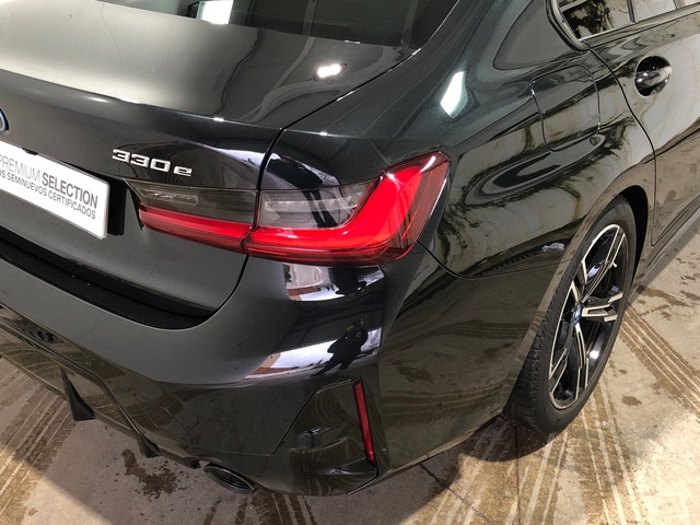 BMW Serie 3 330e color Negro. Año 2024. 215KW(292CV). Híbrido Electro/Gasolina. En concesionario Movilnorte El Carralero de Madrid