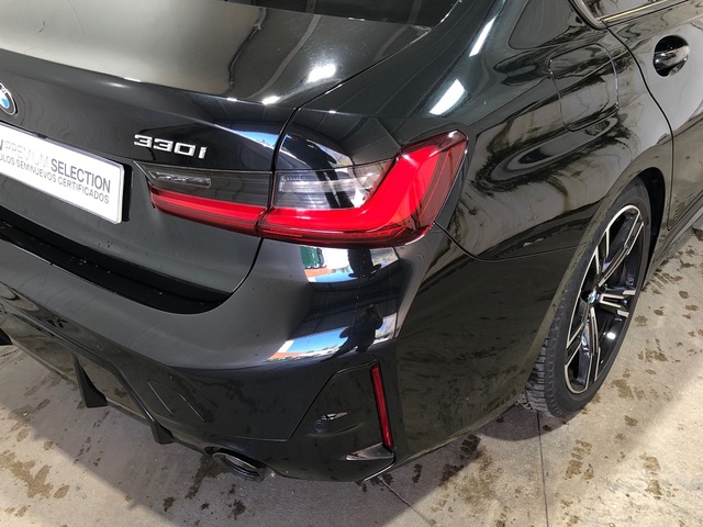 BMW Serie 3 330i color Negro. Año 2024. 180KW(245CV). Gasolina. En concesionario Movilnorte El Plantio de Madrid