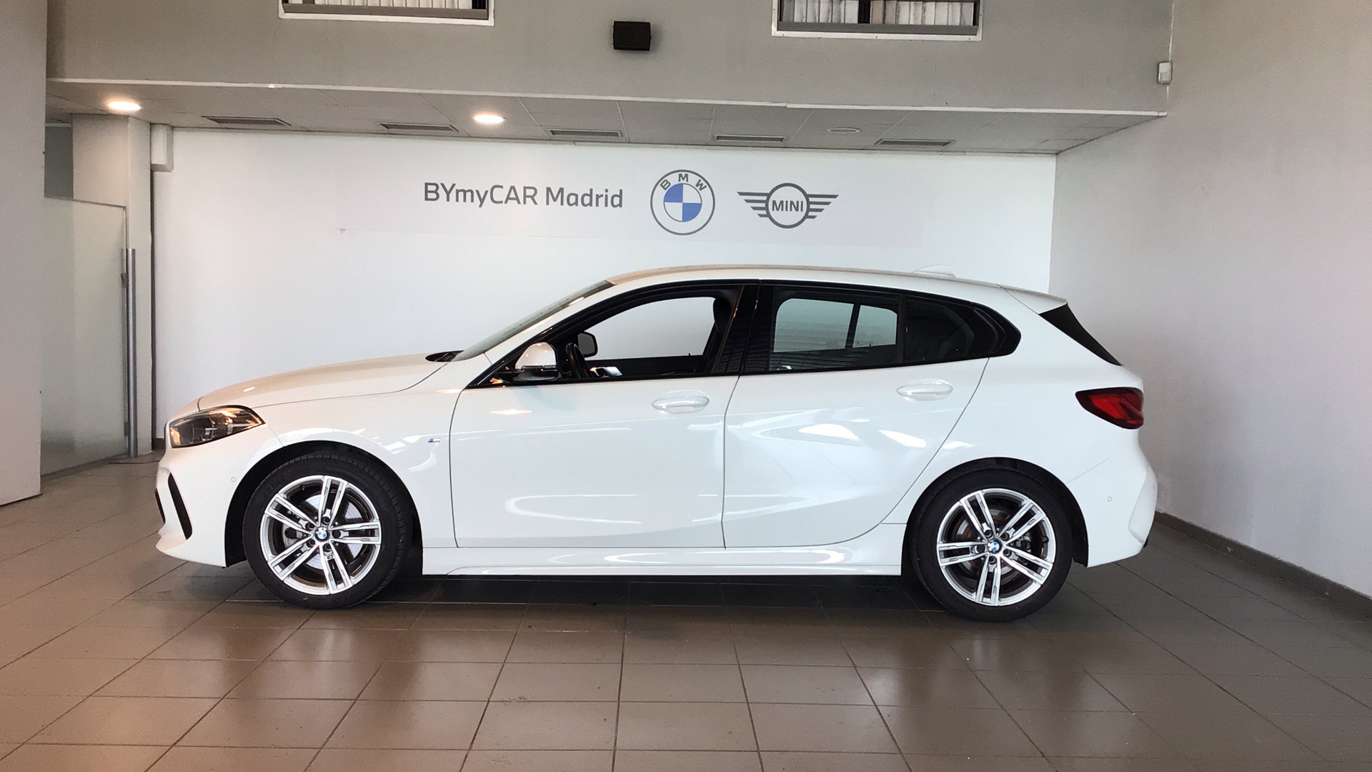 BMW Serie 1 118d color Blanco. Año 2022. 110KW(150CV). Diésel. En concesionario BYmyCAR Madrid - Alcalá de Madrid