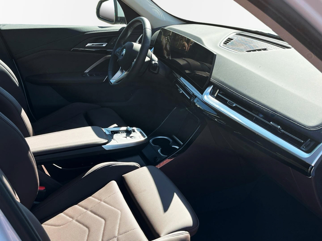 Foto 8 BMW iX1 xDrive30 230 kW (313 CV)