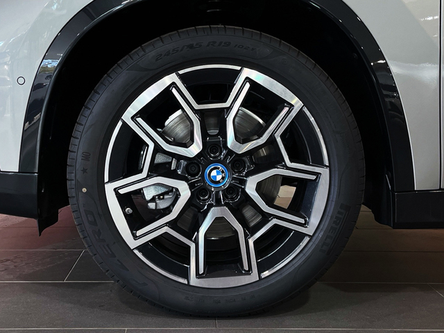 BMW iX1 xDrive30 color Gris Plata. Año 2024. 230KW(313CV). Eléctrico. En concesionario MURCIA PREMIUM S.L. JUAN CARLOS I de Murcia