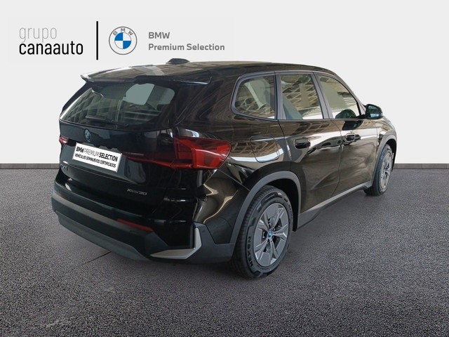 BMW iX1 xDrive30 color Negro. Año 2024. 230KW(313CV). Eléctrico. En concesionario LAS CHAFIRAS de Sta. C. Tenerife