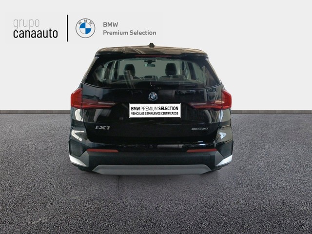 BMW iX1 xDrive30 color Negro. Año 2024. 230KW(313CV). Eléctrico. En concesionario LAS CHAFIRAS de Sta. C. Tenerife