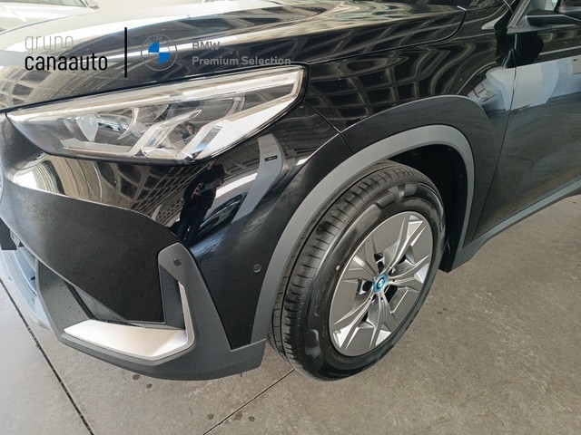 BMW iX1 xDrive30 color Negro. Año 2024. 230KW(313CV). Eléctrico. En concesionario LAS CHAFIRAS de Sta. C. Tenerife