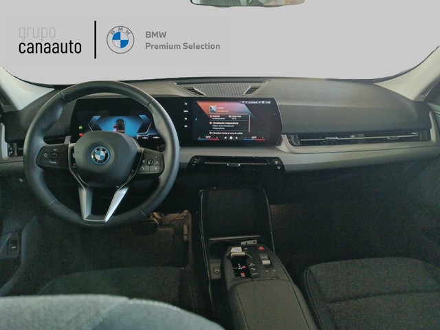 BMW iX1 xDrive30 color Negro. Año 2024. 230KW(313CV). Eléctrico. En concesionario LAS CHAFIRAS de Sta. C. Tenerife