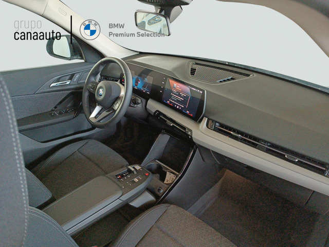 BMW iX1 xDrive30 color Negro. Año 2024. 230KW(313CV). Eléctrico. En concesionario LAS CHAFIRAS de Sta. C. Tenerife