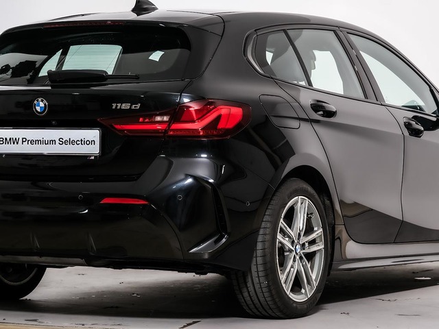 BMW Serie 1 116d color Negro. Año 2024. 85KW(116CV). Diésel. En concesionario Oliva Motor Tarragona de Tarragona