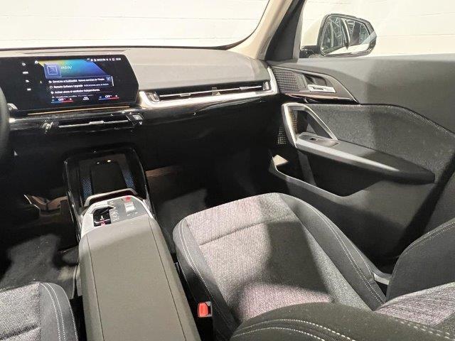 BMW X1 sDrive18i color Blanco. Año 2023. 100KW(136CV). Gasolina. En concesionario Motor Munich Cadi - Manresa - VO de Barcelona