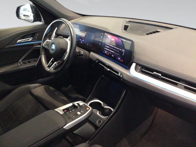 BMW X1 xDrive30e color Negro. Año 2023. 240KW(326CV). Híbrido Electro/Gasolina. En concesionario Automotor Premium Velázquez - Málaga de Málaga