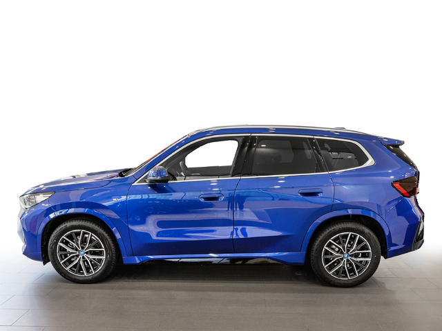 BMW iX1 eDrive20 color Azul. Año 2025. 150KW(204CV). Eléctrico. En concesionario Caetano Cuzco, Alcalá de Madrid