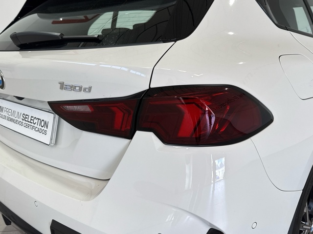 BMW Serie 1 120d color Blanco. Año 2025. 120KW(163CV). Diésel. En concesionario Burgocar (Bmw y Mini) de Burgos