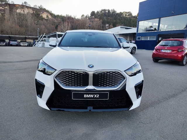 BMW iX2 eDrive20 color Blanco. Año 2025. 150KW(204CV). Eléctrico. En concesionario Lizaga Motor  de Teruel