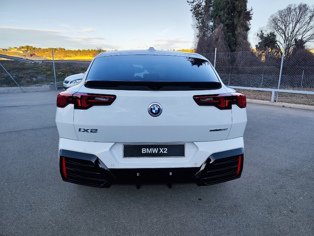 BMW iX2 eDrive20 color Blanco. Año 2025. 150KW(204CV). Eléctrico. En concesionario Lizaga Motor  de Teruel