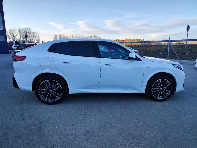 BMW iX2 eDrive20 color Blanco. Año 2025. 150KW(204CV). Eléctrico. En concesionario Lizaga Motor  de Teruel