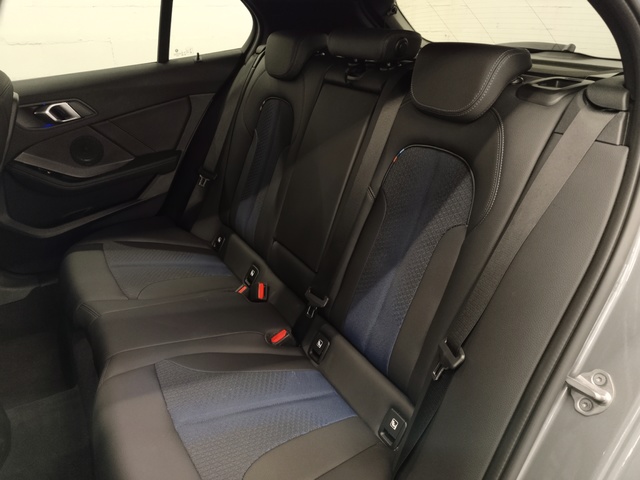 BMW Serie 1 118d color Gris. Año 2024. 110KW(150CV). Diésel. En concesionario Autoberón de La Rioja