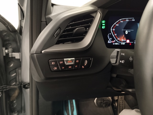 BMW Serie 1 118d color Gris. Año 2024. 110KW(150CV). Diésel. En concesionario Autoberón de La Rioja