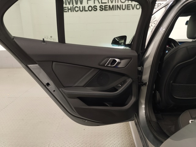 BMW Serie 1 118d color Gris. Año 2024. 110KW(150CV). Diésel. En concesionario Autoberón de La Rioja