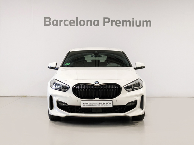 BMW Serie 1 118d color Blanco. Año 2024. 110KW(150CV). Diésel. En concesionario Barcelona Premium -- GRAN VIA de Barcelona