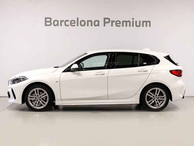 BMW Serie 1 118d color Blanco. Año 2024. 110KW(150CV). Diésel. En concesionario Barcelona Premium -- GRAN VIA de Barcelona