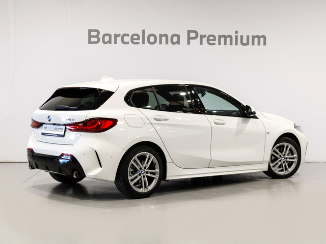 BMW Serie 1 118d color Blanco. Año 2024. 110KW(150CV). Diésel. En concesionario Barcelona Premium -- GRAN VIA de Barcelona